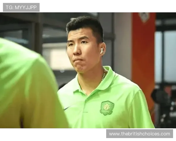 王刚在领队陪同下与球迷见面 双方开诚布公道歉化解误会 王刚在领队陪同下与球迷见面 双方开诚布公道歉化解误会