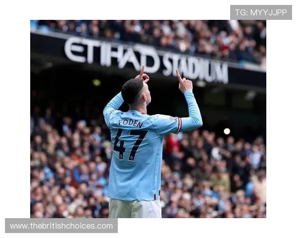 赫伊森现场观战马拉加比赛获赠印有姓名与4号号码的特别纪念球衣 赫伊森现场观战马拉加比赛获赠印有姓名与4号号码的特别纪念球衣